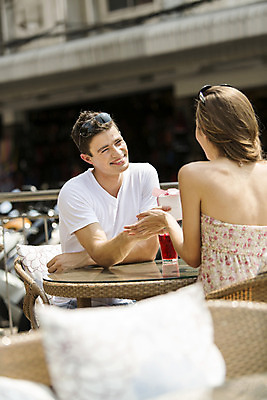 포토 JPG 주간 서양인 외국인 백인 해외기획촬영 라이프스타일 커플 여자 남자 행복 여유 음료 커플라이프 여행 프로포즈 의자 데이트 탁자 휴식 함께함 2014년태국 선물 미소 사람 앉기 상반신 20대 성인 야외 두명 앞모습 뒷모습 선물상자 선글라스 카페 기쁨 즐거움 주기 청년만 성인만 국내포토 자연요소 감정 안경 뷰포인트 가구 컨셉 관계 모션 표정 인종 청년 생활 상자 상점 파일형식