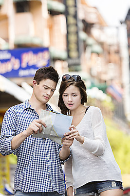 포토 JPG 주간 서양인 외국인 백인 해외기획촬영 라이프스타일 커플 여자 남자 행복 여유 커플라이프 여행 지도 데이트 휴식 거리 함께함 2014년태국 서기 들기 사람 상반신 20대 성인 야외 두명 앞모습 아웃포커스 선글라스 즐거움 길찾기 청년만 성인만 국내포토 자연요소 감정 안경 뷰포인트 컨셉 관계 모션 촬영기법 인종 청년 생활 파일형식