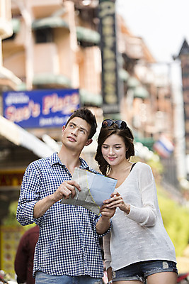 포토 JPG 주간 서양인 외국인 백인 해외기획촬영 라이프스타일 커플 여자 남자 행복 여유 커플라이프 여행 지도 데이트 휴식 함께함 2014년태국 서기 미소 들기 사람 상반신 20대 성인 야외 두명 앞모습 아웃포커스 선글라스 즐거움 길찾기 청년만 성인만 국내포토 자연요소 감정 안경 뷰포인트 컨셉 관계 모션 촬영기법 표정 인종 청년 생활 파일형식