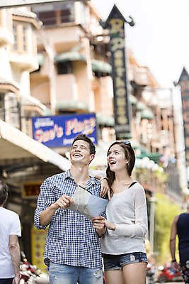 포토 JPG 주간 서양인 외국인 백인 해외기획촬영 라이프스타일 커플 응시 여자 남자 행복 여유 커플라이프 여행 지도 데이트 휴식 함께함 2014년태국 서기 미소 들기 사람 상반신 20대 성인 야외 두명 앞모습 아웃포커스 선글라스 즐거움 길찾기 청년만 성인만 국내포토 자연요소 시선 감정 안경 뷰포인트 컨셉 관계 모션 촬영기법 표정 인종 청년 생활 파일형식