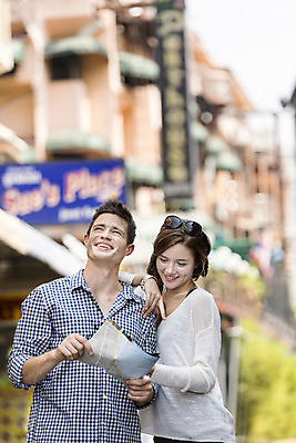 포토 JPG 주간 서양인 외국인 백인 해외기획촬영 라이프스타일 커플 여자 남자 행복 여유 커플라이프 여행 지도 데이트 휴식 함께함 2014년태국 서기 미소 들기 사람 상반신 20대 성인 야외 두명 앞모습 아웃포커스 선글라스 즐거움 길찾기 청년만 성인만 국내포토 자연요소 감정 안경 뷰포인트 컨셉 관계 모션 촬영기법 표정 인종 청년 생활 파일형식