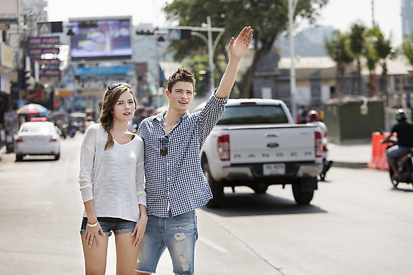 포토 JPG 주간 서양인 외국인 백인 해외기획촬영 라이프스타일 커플 여자 남자 행복 여유 커플라이프 여행 데이트 자동차 휴식 함께함 2014년태국 서기 미소 사람 손짓 상반신 20대 성인 야외 두명 앞모습 선글라스 손들기 즐거움 히치하이킹 청년만 성인만 국내포토 자연요소 감정 안경 육상교통 뷰포인트 컨셉 관계 모션 표정 인종 청년 생활 파일형식