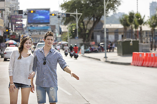 포토 JPG 주간 서양인 외국인 백인 해외기획촬영 라이프스타일 커플 여자 남자 행복 여유 커플라이프 여행 데이트 휴식 함께함 2014년태국 서기 미소 사람 손짓 상반신 20대 성인 야외 두명 앞모습 선글라스 즐거움 손뻗기 히치하이킹 청년만 성인만 국내포토 자연요소 감정 안경 뷰포인트 컨셉 관계 모션 표정 인종 청년 생활 파일형식