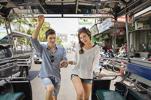 포토 JPG 주간 서양인 외국인 백인 해외기획촬영 라이프스타일 커플 여자 남자 행복 여유 커플라이프 여행 데이트 자동차 휴식 함께함 2014년태국 미소 사람 상반신 20대 성인 야외 두명 앞모습 선글라스 손잡기 즐거움 오르기 청년만 성인만 국내포토 자연요소 감정 안경 육상교통 뷰포인트 컨셉 관계 모션 표정 인종 청년 생활 파일형식