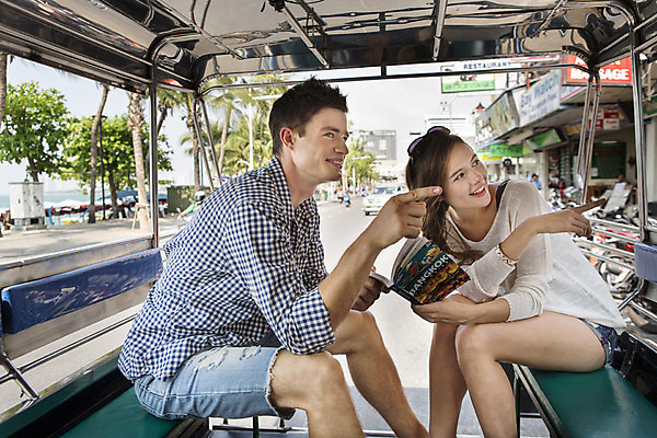 포토 JPG 주간 서양인 외국인 백인 해외기획촬영 라이프스타일 커플 여자 남자 행복 여유 커플라이프 여행 데이트 자동차 휴식 함께함 2014년태국 미소 들기 사람 앉기 손짓 상반신 20대 성인 야외 두명 옆모습 선글라스 가리킴 가이드북 즐거움 청년만 성인만 국내포토 자연요소 감정 안경 육상교통 뷰포인트 컨셉 관계 모션 표정 인종 청년 생활 파일형식