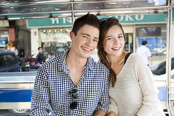 포토 JPG 주간 서양인 외국인 백인 해외기획촬영 라이프스타일 커플 여자 남자 행복 여유 커플라이프 여행 데이트 자동차 휴식 함께함 2014년태국 미소 사람 앉기 상반신 20대 성인 야외 두명 앞모습 선글라스 기댐 구경 즐거움 청년만 성인만 국내포토 자연요소 감정 안경 육상교통 뷰포인트 컨셉 관계 모션 표정 인종 청년 생활 파일형식