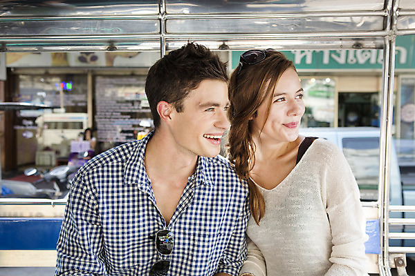 포토 JPG 주간 서양인 외국인 백인 해외기획촬영 라이프스타일 커플 응시 여자 남자 행복 여유 커플라이프 여행 데이트 자동차 휴식 함께함 2014년태국 미소 사람 앉기 상반신 20대 성인 야외 두명 앞모습 선글라스 구경 즐거움 청년만 성인만 국내포토 자연요소 시선 감정 안경 육상교통 뷰포인트 컨셉 관계 모션 표정 인종 청년 생활 파일형식