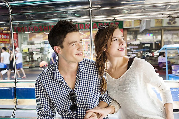 포토 JPG 주간 서양인 외국인 백인 해외기획촬영 라이프스타일 커플 응시 여자 남자 행복 여유 커플라이프 여행 데이트 자동차 휴식 함께함 2014년태국 미소 사람 앉기 상반신 20대 성인 야외 두명 앞모습 선글라스 손잡기 구경 즐거움 청년만 성인만 국내포토 자연요소 시선 감정 안경 육상교통 뷰포인트 컨셉 관계 모션 표정 인종 청년 생활 파일형식