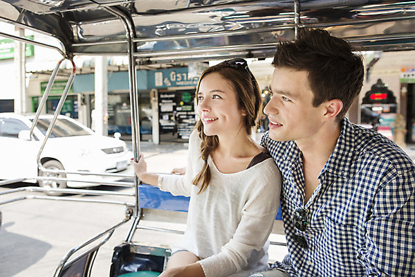 포토 JPG 주간 서양인 외국인 백인 해외기획촬영 라이프스타일 커플 응시 여자 남자 행복 여유 커플라이프 여행 데이트 자동차 휴식 함께함 2014년태국 미소 사람 앉기 상반신 20대 성인 야외 두명 옆모습 선글라스 구경 즐거움 청년만 성인만 국내포토 자연요소 시선 감정 안경 육상교통 뷰포인트 컨셉 관계 모션 표정 인종 청년 생활 파일형식