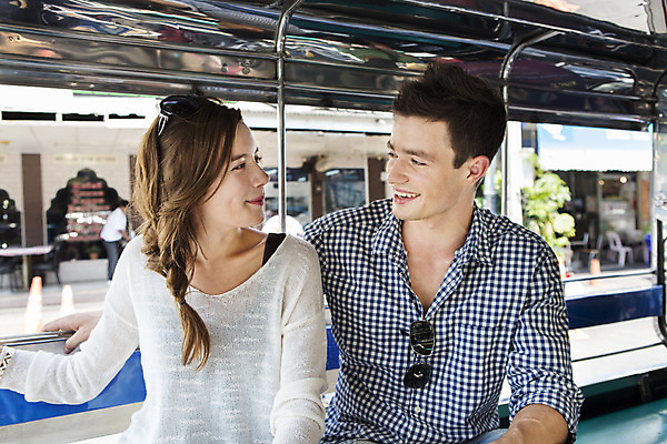 포토 JPG 주간 서양인 외국인 백인 해외기획촬영 라이프스타일 커플 여자 남자 행복 여유 커플라이프 여행 데이트 자동차 휴식 함께함 2014년태국 미소 사람 상반신 20대 성인 야외 두명 앞모습 선글라스 마주보기 즐거움 청년만 성인만 국내포토 자연요소 감정 안경 육상교통 뷰포인트 컨셉 관계 모션 표정 인종 청년 생활 파일형식