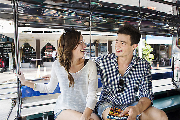 포토 JPG 주간 서양인 외국인 백인 해외기획촬영 라이프스타일 커플 여자 남자 행복 여유 커플라이프 여행 데이트 자동차 휴식 함께함 2014년태국 미소 들기 사람 앉기 상반신 20대 성인 야외 두명 앞모습 선글라스 마주보기 가이드북 즐거움 청년만 성인만 국내포토 자연요소 감정 안경 육상교통 뷰포인트 컨셉 관계 모션 표정 인종 청년 생활 파일형식