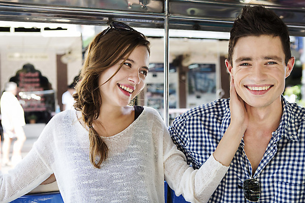 포토 JPG 주간 서양인 외국인 백인 해외기획촬영 라이프스타일 커플 여자 남자 행복 여유 커플라이프 여행 데이트 자동차 휴식 함께함 2014년태국 미소 사람 앉기 손짓 상반신 20대 성인 야외 두명 앞모습 선글라스 만지기 즐거움 청년만 성인만 국내포토 자연요소 감정 안경 육상교통 뷰포인트 컨셉 관계 모션 표정 인종 청년 생활 파일형식