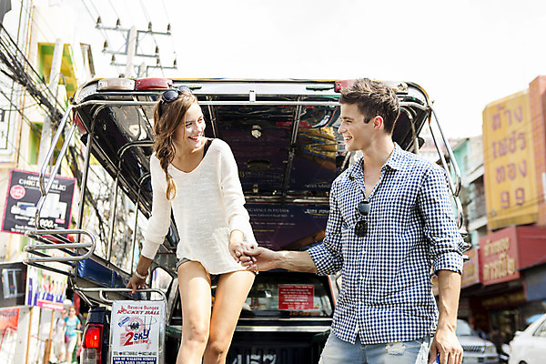 포토 JPG 주간 서양인 외국인 백인 해외기획촬영 라이프스타일 커플 여자 남자 행복 여유 커플라이프 여행 데이트 자동차 휴식 함께함 2014년태국 미소 사람 상반신 20대 성인 야외 두명 앞모습 선글라스 손잡기 즐거움 청년만 성인만 국내포토 자연요소 감정 안경 육상교통 뷰포인트 컨셉 관계 모션 표정 인종 청년 생활 파일형식