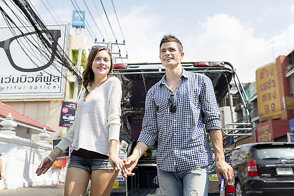 포토 JPG 주간 서양인 외국인 백인 해외기획촬영 라이프스타일 커플 여자 남자 행복 여유 커플라이프 여행 데이트 자동차 휴식 함께함 2014년태국 미소 들기 사람 상반신 20대 성인 야외 두명 앞모습 선글라스 걷기 손잡기 가이드북 즐거움 청년만 성인만 국내포토 자연요소 감정 안경 육상교통 뷰포인트 컨셉 관계 모션 표정 인종 청년 생활 파일형식