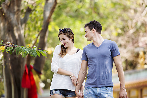 포토 JPG 주간 서양인 외국인 나무 백인 해외기획촬영 라이프스타일 커플 여자 남자 행복 여유 커플라이프 여행 데이트 휴식 나뭇잎 함께함 2014년태국 미소 사람 상반신 20대 성인 야외 두명 앞모습 아웃포커스 선글라스 걷기 손잡기 즐거움 청년만 성인만 국내포토 자연요소 식물 감정 안경 뷰포인트 컨셉 잎 관계 모션 촬영기법 표정 인종 청년 생활 파일형식