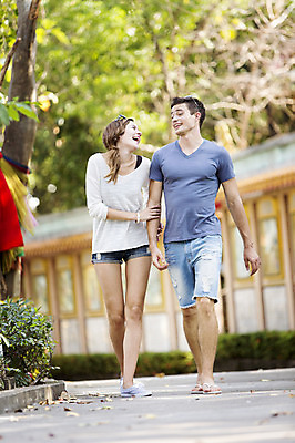 포토 JPG 주간 전신 서양인 외국인 나무 백인 해외기획촬영 라이프스타일 커플 여자 남자 행복 여유 커플라이프 여행 데이트 장난 휴식 함께함 2014년태국 서기 미소 사람 20대 성인 야외 두명 앞모습 아웃포커스 선글라스 손잡기 즐거움 청년만 성인만 국내포토 자연요소 식물 감정 안경 뷰포인트 컨셉 관계 모션 촬영기법 표정 인종 청년 생활 파일형식