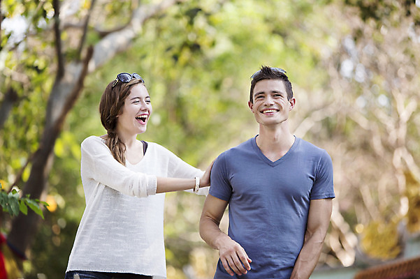 포토 JPG 주간 서양인 외국인 나무 백인 해외기획촬영 라이프스타일 커플 여자 남자 행복 여유 커플라이프 여행 데이트 장난 휴식 함께함 2014년태국 미소 사람 상반신 20대 성인 야외 두명 앞모습 아웃포커스 선글라스 걷기 즐거움 청년만 성인만 국내포토 자연요소 식물 감정 안경 뷰포인트 컨셉 관계 모션 촬영기법 표정 인종 청년 생활 파일형식