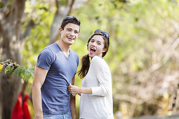 포토 JPG 주간 서양인 외국인 나무 백인 해외기획촬영 라이프스타일 커플 여자 남자 행복 여유 커플라이프 여행 데이트 장난 휴식 나뭇잎 함께함 2014년태국 서기 미소 사람 상반신 20대 성인 야외 두명 앞모습 옆모습 아웃포커스 선글라스 즐거움 청년만 성인만 국내포토 자연요소 식물 감정 안경 뷰포인트 컨셉 잎 관계 모션 촬영기법 표정 인종 청년 생활 파일형식