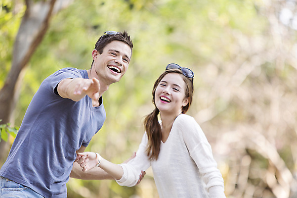 포토 JPG 주간 서양인 외국인 백인 해외기획촬영 라이프스타일 커플 여자 남자 행복 여유 커플라이프 여행 데이트 장난 휴식 함께함 2014년태국 서기 미소 사람 손짓 상반신 20대 성인 야외 두명 앞모습 아웃포커스 선글라스 가리킴 즐거움 청년만 성인만 국내포토 자연요소 감정 안경 뷰포인트 컨셉 관계 모션 촬영기법 표정 인종 청년 생활 파일형식