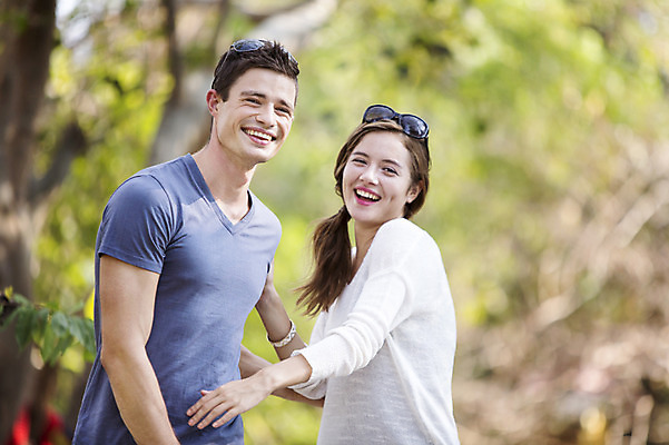 포토 JPG 주간 서양인 외국인 나무 백인 해외기획촬영 라이프스타일 커플 여자 남자 행복 여유 커플라이프 여행 데이트 장난 휴식 함께함 2014년태국 서기 미소 사람 상반신 20대 성인 야외 두명 앞모습 아웃포커스 선글라스 즐거움 청년만 성인만 국내포토 자연요소 식물 감정 안경 뷰포인트 컨셉 관계 모션 촬영기법 표정 인종 청년 생활 파일형식