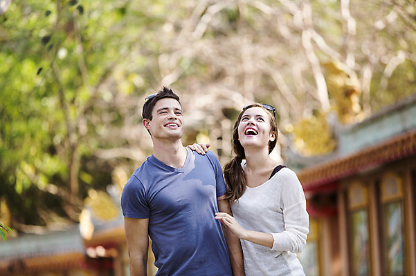 포토 JPG 주간 서양인 외국인 나무 백인 해외기획촬영 라이프스타일 커플 여자 남자 행복 여유 커플라이프 여행 데이트 장난 휴식 함께함 2014년태국 서기 미소 사람 상반신 20대 성인 야외 두명 앞모습 아웃포커스 선글라스 즐거움 청년만 성인만 국내포토 자연요소 식물 감정 안경 뷰포인트 컨셉 관계 모션 촬영기법 표정 인종 청년 생활 파일형식