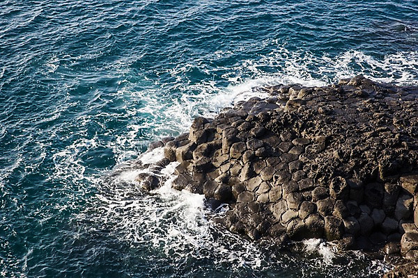 포토 JPG 주간 물결 바다 한국 풍경 사람없음 야외 제주도 돌_바위 바위 주상절리 국내포토 자연요소 아시아 파일형식