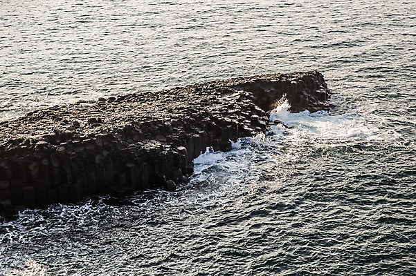 포토 JPG 주간 물결 바다 한국 풍경 사람없음 야외 제주도 돌_바위 바위 주상절리 국내포토 자연요소 아시아 파일형식