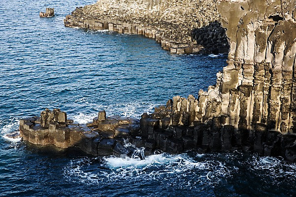 포토 JPG 주간 바다 한국 풍경 사람없음 야외 제주도 절벽 돌_바위 바위 주상절리 국내포토 자연요소 아시아 파일형식