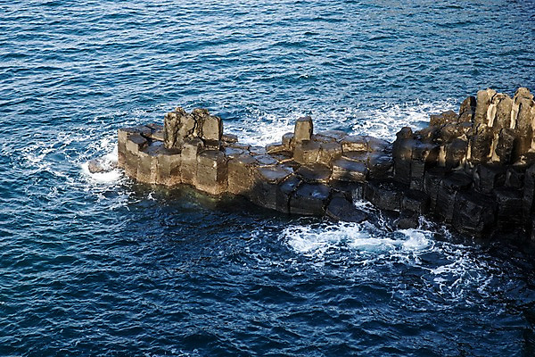 포토 JPG 주간 물결 바다 한국 풍경 사람없음 야외 제주도 돌_바위 바위 주상절리 국내포토 자연요소 아시아 파일형식