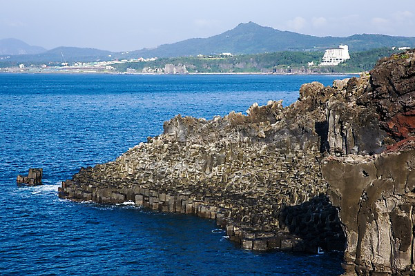 포토 JPG 주간 바다 한국 풍경 사람없음 야외 제주도 절벽 돌_바위 바위 주상절리 국내포토 자연요소 아시아 파일형식