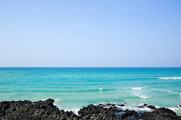 포토 JPG 주간 물결 하늘 한국 풍경 해변 사람없음 야외 제주도 돌_바위 국내포토 자연요소 아시아 바다 파일형식