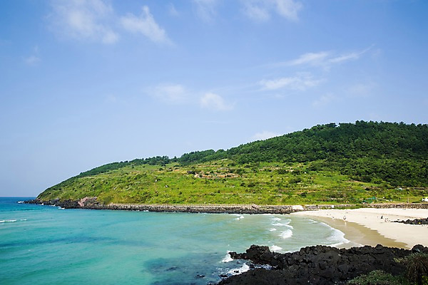 포토 JPG 주간 구름 섬 하늘 한국 풍경 해변 사람없음 야외 제주도 돌_바위 국내포토 자연요소 아시아 바다 파일형식