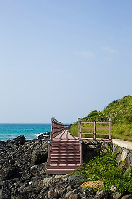 포토 JPG 주간 하늘 한국 풍경 해변 사람없음 야외 울타리 제주도 계단 돌_바위 바위 풀 가교 국내포토 자연요소 식물 건축물 아시아 바다 담장 파일형식