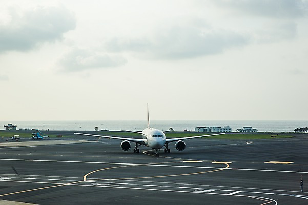 포토 JPG 주간 구름 하늘 비행기 한국 풍경 사람없음 야외 제주도 공항 국내포토 자연요소 아시아 항공교통 교통시설 대중교통 파일형식