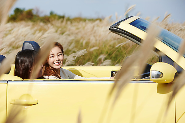 포토 JPG 주간 여자 여유 여행 자동차 한국 미소 사람 앉기 동양인 상반신 20대 성인 야외 두명 옆모습 친구 제주도 운전 한국인 오픈카 상쾌 억새 여자만 성인여자만 청년만 청년여자만 성인만 국내포토 자연요소 식물 감정 아시아 육상교통 뷰포인트 관계 모션 승용차 표정 인종 청년 파일형식