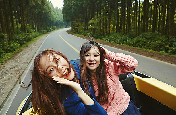 포토 JPG 주간 나무 여자 여유 여행 자동차 바람 한국 미소 사람 앉기 동양인 상반신 20대 성인 야외 두명 앞모습 친구 제주도 차도 한국인 오픈카 상쾌 여자만 성인여자만 청년만 청년여자만 성인만 국내포토 자연요소 식물 감정 아시아 도로 육상교통 뷰포인트 관계 모션 승용차 날씨 표정 인종 청년 파일형식
