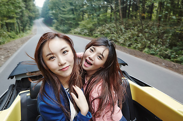 포토 JPG 주간 나무 여자 여유 여행 자동차 한국 미소 사람 앉기 동양인 상반신 20대 성인 야외 두명 앞모습 친구 제주도 차도 한국인 오픈카 상쾌 여자만 성인여자만 청년만 청년여자만 성인만 국내포토 자연요소 식물 감정 아시아 도로 육상교통 뷰포인트 관계 모션 승용차 표정 인종 청년 파일형식