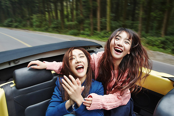 포토 JPG 주간 나무 여자 여유 여행 자동차 한국 미소 사람 앉기 동양인 상반신 20대 성인 야외 두명 앞모습 친구 제주도 차도 한국인 즐거움 오픈카 상쾌 여자만 성인여자만 청년만 청년여자만 성인만 국내포토 자연요소 식물 감정 아시아 도로 육상교통 뷰포인트 관계 모션 승용차 표정 인종 청년 파일형식