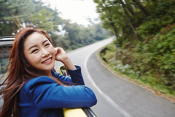 포토 JPG 주간 나무 여자 여유 여행 자동차 바람 한국 한명 미소 사람 앉기 동양인 상반신 20대 성인 야외 제주도 운전 차도 한국인 오픈카 상쾌 여자만 여자한명만 성인여자만 청년만 청년여자만 성인한명만 청년여자한명만 성인여자한명만 성인만 국내포토 자연요소 식물 1 감정 아시아 도로 육상교통 모션 승용차 날씨 표정 인종 청년 파일형식