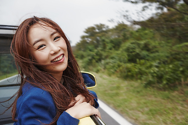 포토 JPG 주간 여자 여유 여행 자동차 한국 한명 미소 사람 앉기 동양인 상반신 20대 성인 야외 제주도 한국인 즐거움 오픈카 상쾌 여자만 여자한명만 성인여자만 청년만 청년여자만 성인한명만 청년여자한명만 성인여자한명만 성인만 국내포토 자연요소 1 감정 아시아 육상교통 모션 승용차 표정 인종 청년 파일형식