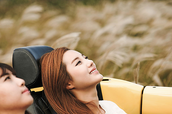 포토 JPG 주간 여자 여유 여행 자동차 한국 미소 사람 앉기 동양인 상반신 20대 성인 야외 두명 친구 제주도 기댐 한국인 올려보기 오픈카 상쾌 억새 여자만 성인여자만 청년만 청년여자만 성인만 국내포토 자연요소 식물 감정 아시아 육상교통 관계 모션 승용차 표정 인종 청년 파일형식