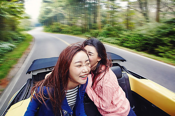 포토 JPG 주간 여자 여유 여행 자동차 한국 미소 사람 앉기 동양인 상반신 20대 성인 야외 두명 앞모습 친구 달리기 제주도 한국인 즐거움 오픈카 상쾌 여자만 성인여자만 청년만 청년여자만 성인만 국내포토 자연요소 감정 아시아 육상교통 뷰포인트 관계 모션 승용차 표정 인종 청년 파일형식