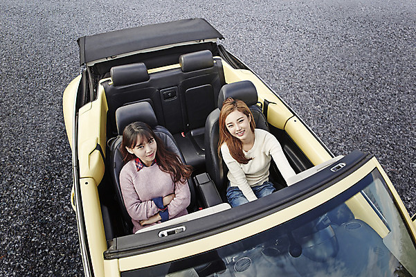 포토 JPG 주간 여자 여유 여행 자동차 한국 미소 사람 앉기 동양인 상반신 20대 성인 야외 두명 앞모습 친구 하이앵글 제주도 운전 한국인 오픈카 상쾌 여자만 성인여자만 청년만 청년여자만 성인만 국내포토 자연요소 감정 아시아 육상교통 뷰포인트 관계 모션 승용차 표정 인종 청년 파일형식