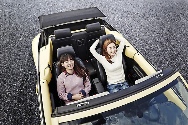 포토 JPG 주간 여자 여유 여행 자동차 한국 미소 사람 앉기 동양인 상반신 20대 성인 야외 두명 친구 하이앵글 제주도 운전 한국인 오픈카 상쾌 여자만 성인여자만 청년만 청년여자만 성인만 국내포토 자연요소 감정 아시아 육상교통 뷰포인트 관계 모션 승용차 표정 인종 청년 파일형식