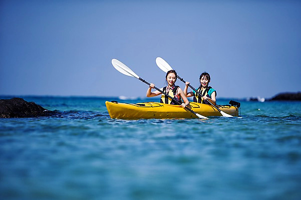 포토 JPG 주간 여자 여유 바다 여행 레저 한국 미소 사람 동양인 상반신 20대 성인 야외 두명 앞모습 친구 제주도 한국인 수상스포츠 보트 승차 즐거움 노 카약 여자만 성인여자만 청년만 청년여자만 성인만 국내포토 자연요소 감정 아시아 스포츠 뷰포인트 배_교통 관계 모션 표정 인종 청년 선박 파일형식