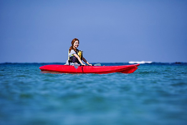 포토 JPG 주간 여자 여유 바다 여행 하늘 레저 휴식 한국 한명 미소 사람 동양인 상반신 20대 성인 야외 옆모습 제주도 한국인 수상스포츠 보트 승차 즐거움 카약 여자만 여자한명만 성인여자만 청년만 청년여자만 성인한명만 청년여자한명만 성인여자한명만 성인만 국내포토 자연요소 1 감정 아시아 스포츠 뷰포인트 컨셉 배_교통 모션 표정 인종 청년 파일형식