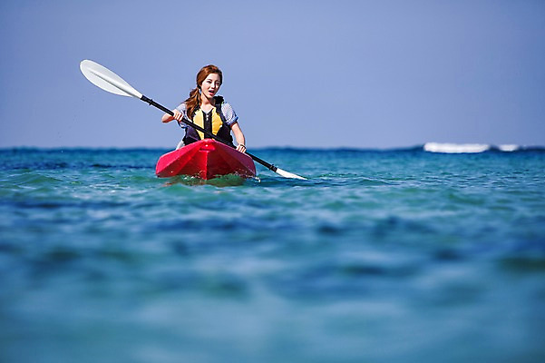 포토 JPG 주간 여자 바다 여행 레저 휴식 한국 한명 미소 사람 동양인 상반신 20대 성인 야외 제주도 한국인 수상스포츠 보트 승차 즐거움 카약 노젓기 여자만 여자한명만 성인여자만 청년만 청년여자만 성인한명만 청년여자한명만 성인여자한명만 성인만 국내포토 자연요소 1 감정 아시아 스포츠 컨셉 배_교통 모션 표정 인종 청년 파일형식