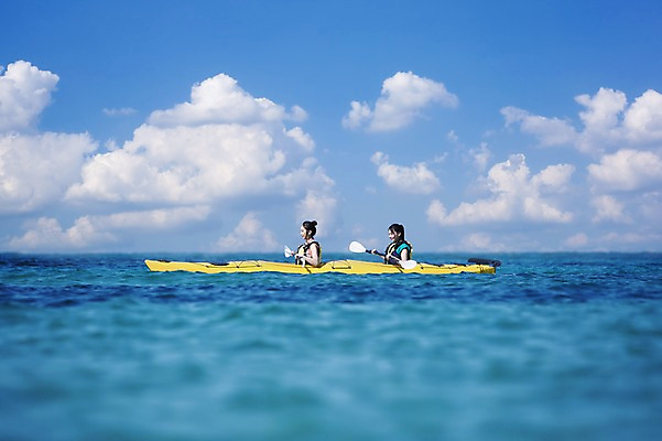 포토 JPG 주간 구름 여자 여유 바다 여행 하늘 레저 한국 사람 동양인 상반신 20대 성인 야외 두명 옆모습 친구 제주도 한국인 수상스포츠 보트 승차 즐거움 노 카약 여자만 성인여자만 청년만 청년여자만 성인만 국내포토 자연요소 감정 아시아 스포츠 뷰포인트 배_교통 관계 모션 인종 청년 선박 파일형식