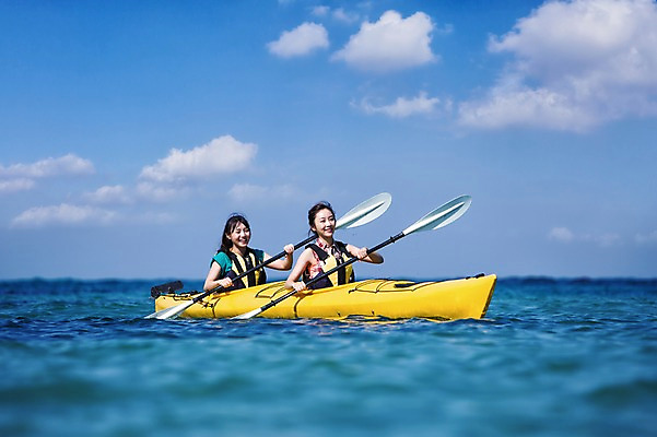포토 JPG 주간 구름 여자 여유 바다 여행 하늘 레저 한국 미소 사람 동양인 상반신 20대 성인 야외 두명 앞모습 친구 제주도 한국인 수상스포츠 보트 승차 즐거움 노 카약 여자만 성인여자만 청년만 청년여자만 성인만 국내포토 자연요소 감정 아시아 스포츠 뷰포인트 배_교통 관계 모션 표정 인종 청년 선박 파일형식