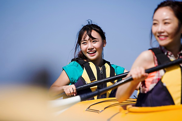 포토 JPG 주간 여자 여유 바다 여행 레저 한국 미소 사람 동양인 상반신 20대 성인 야외 두명 앞모습 친구 제주도 한국인 수상스포츠 보트 승차 즐거움 노 카약 여자만 성인여자만 청년만 청년여자만 성인만 국내포토 자연요소 감정 아시아 스포츠 뷰포인트 배_교통 관계 모션 표정 인종 청년 선박 파일형식